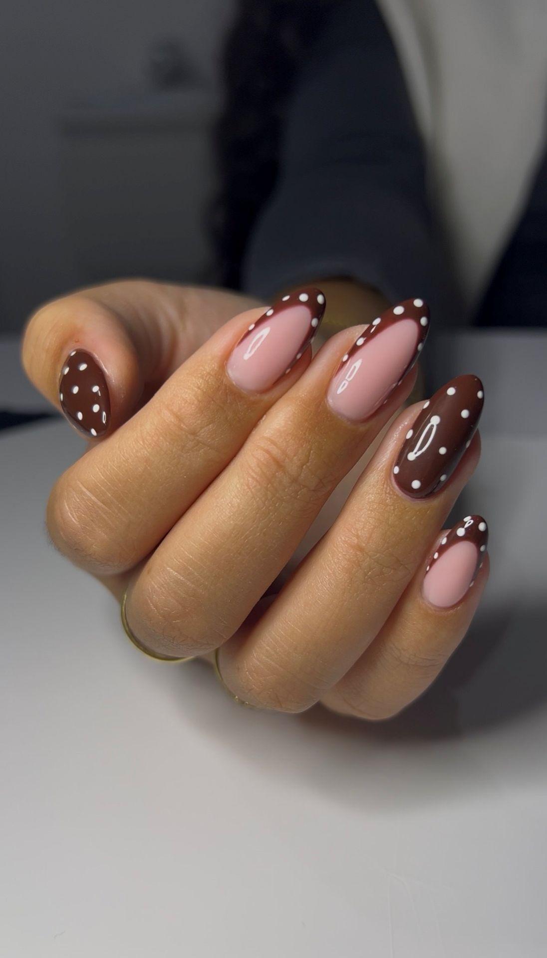 Ongles marrons tachetés