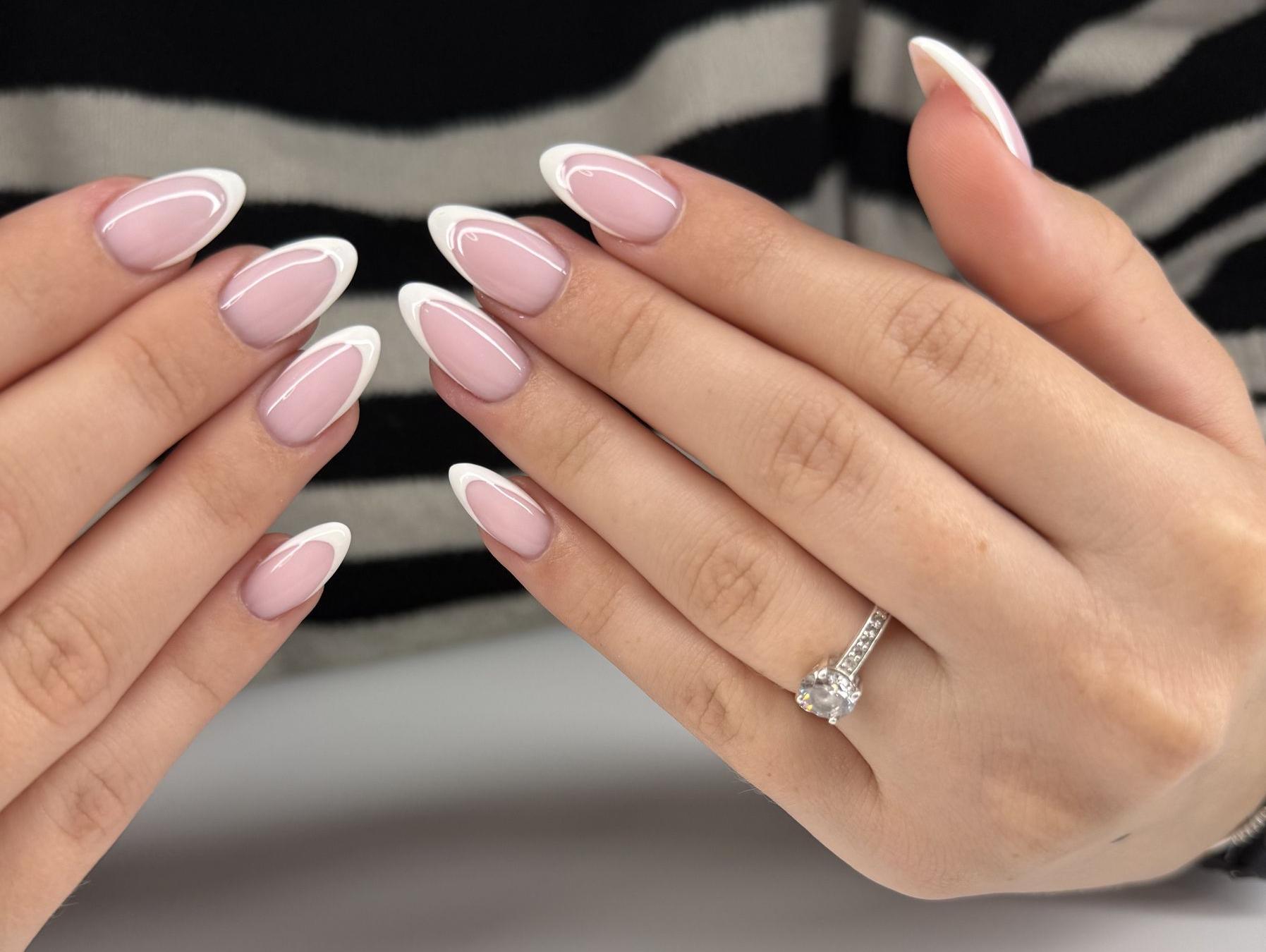 Ongles avec french blanche